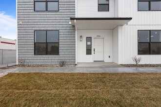 Building Photo - 635 Hollow Dr