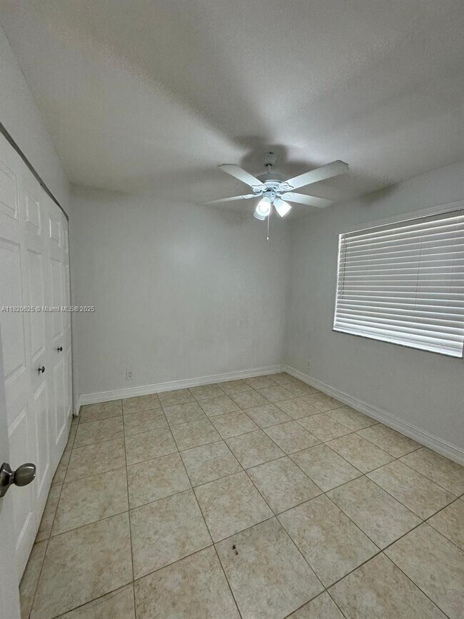 Building Photo - 9919 Twin Lakes Dr