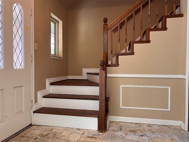 Building Photo - 8210 Hollyleaf Dr