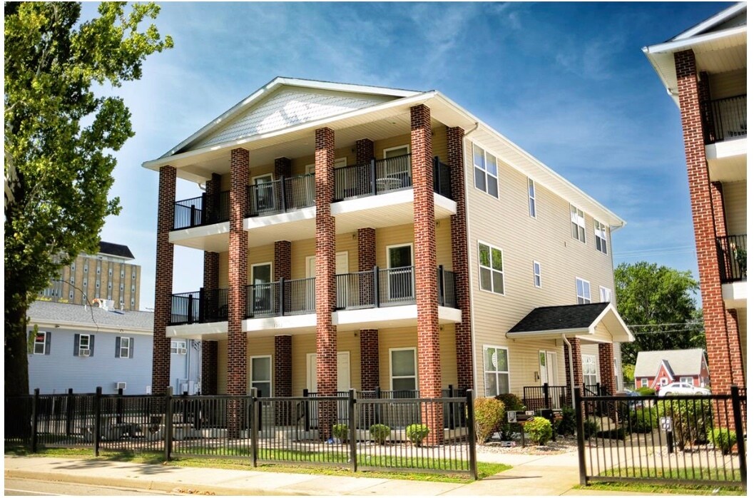 1554 4th St, Charleston, IL 61920 Apartments in Charleston, IL