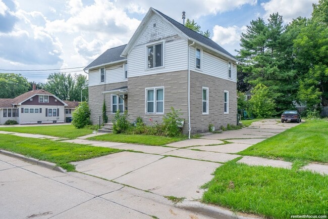 Building Photo - 1111 Oviatt St