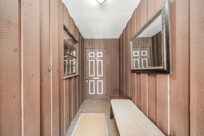 Foto del edificio - 3833 Edgewater Dr