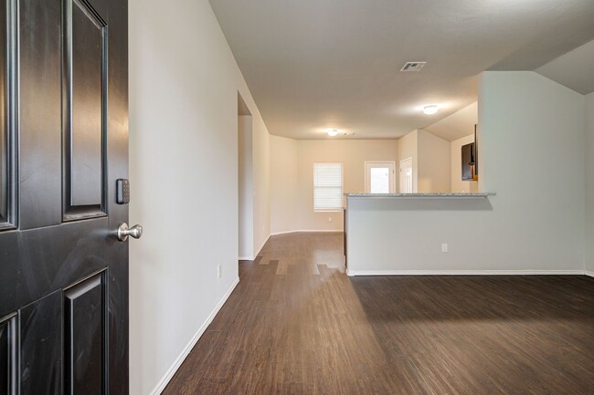 Building Photo - 3 Bedrooms and Spacious!