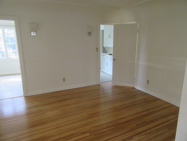 master bedroom, adjoining bath - 905 Coronado Dr
