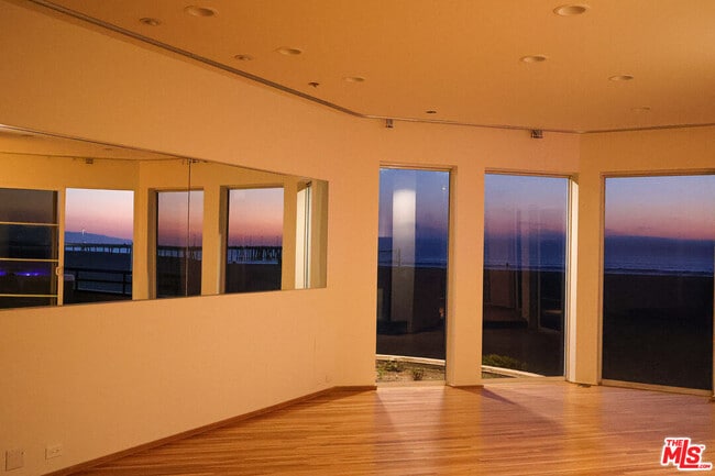 Foto del edificio - 3505 Ocean Front Walk