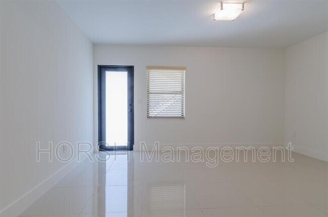 Foto del edificio - 2341 SW 27th St