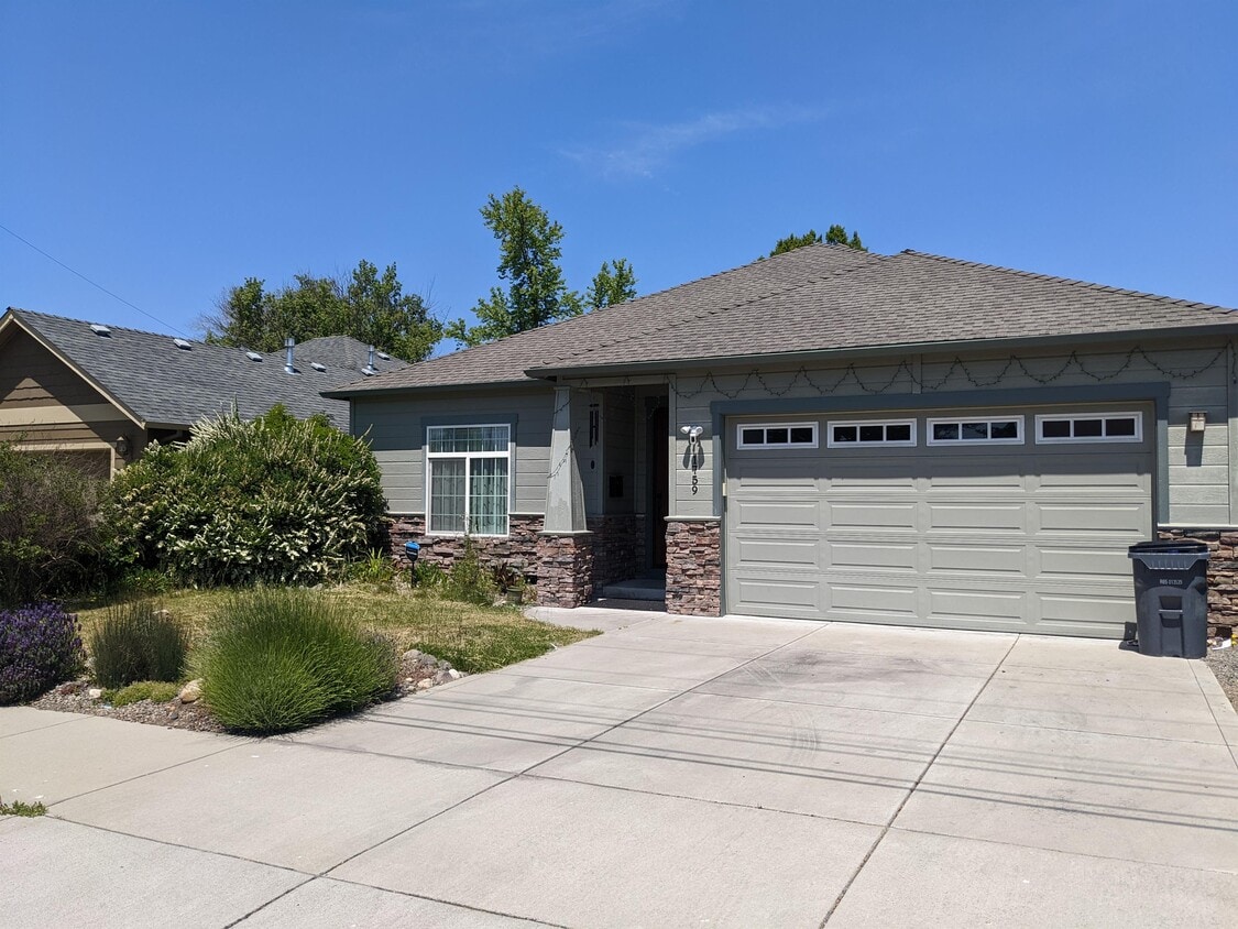 1759 Roberts Rd, Medford, OR 97504 House Rental in Medford, OR