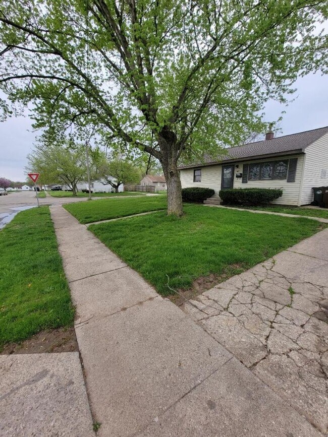 Foto del edificio - 2 Bedroom Ranch Home in Fairborn - Just Re...