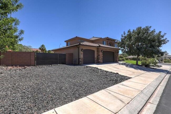 Building Photo - Beautiful 5 Bedroom Home! 6-month lease co...