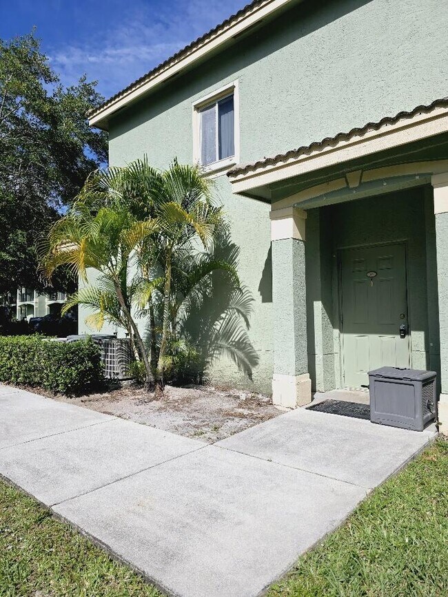 Foto del edificio - 320 Crestwood Cir