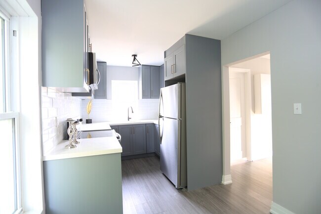 Photo du bâtiment - 2 Bedroom Upper Unit | All Utilities & Parking Included for just $1,599