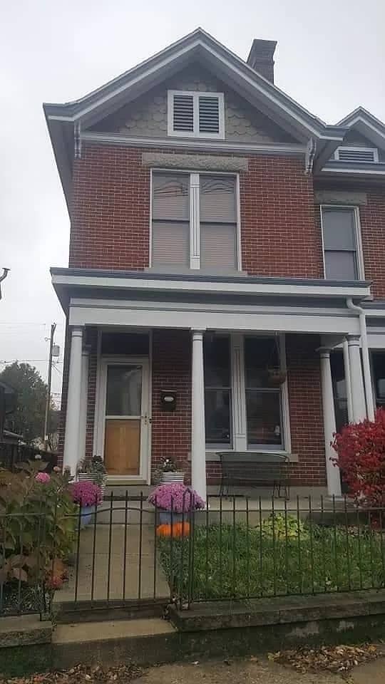 Building Photo - 1075 Summit St