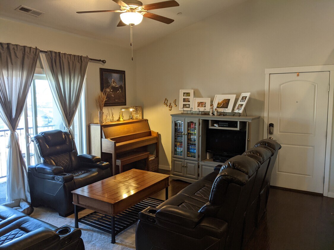 Spacious Living Area - 127 E Jordan Ridge Blvd