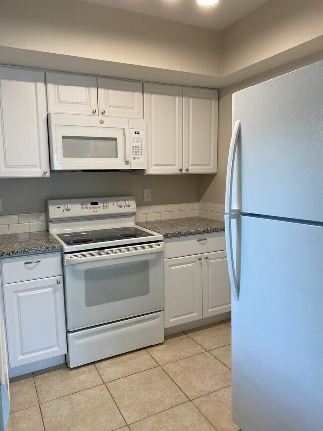 Building Photo - 1536 SE Royal Green Cir