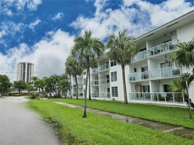 Building Photo - 1600 NE 114th St