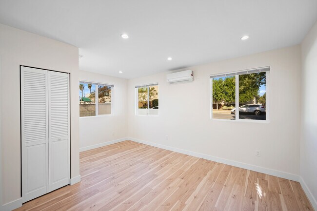 Foto del edificio - 15236 Leadwell St