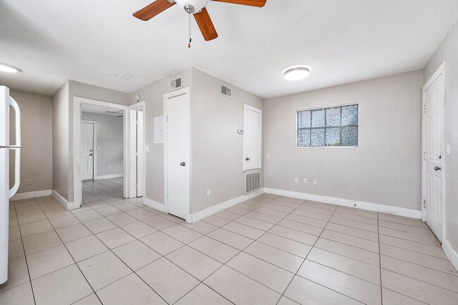 Building Photo - 1711 Fourcade St