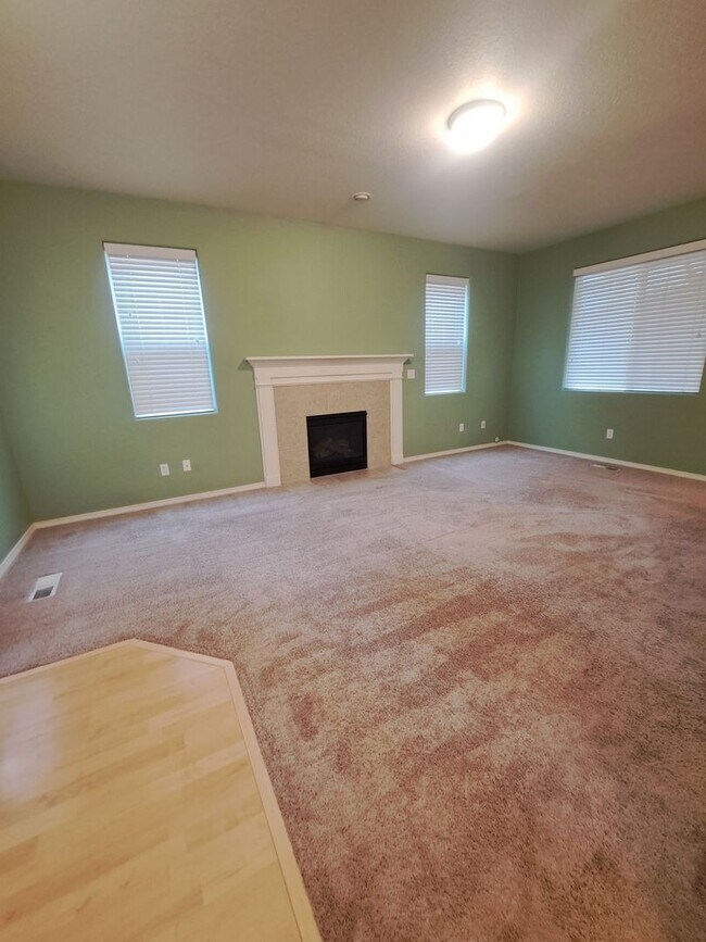 Building Photo - 3 BEDROOM - AC - move in ready Hillsboro