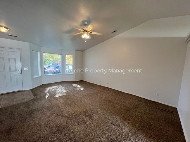 Building Photo - 3 bed, 2 bath house in fantastic location!