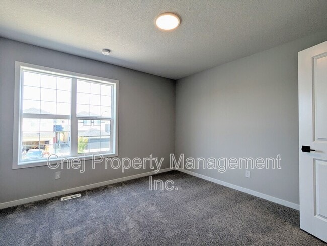 Building Photo - 9487-9227 227 St NW