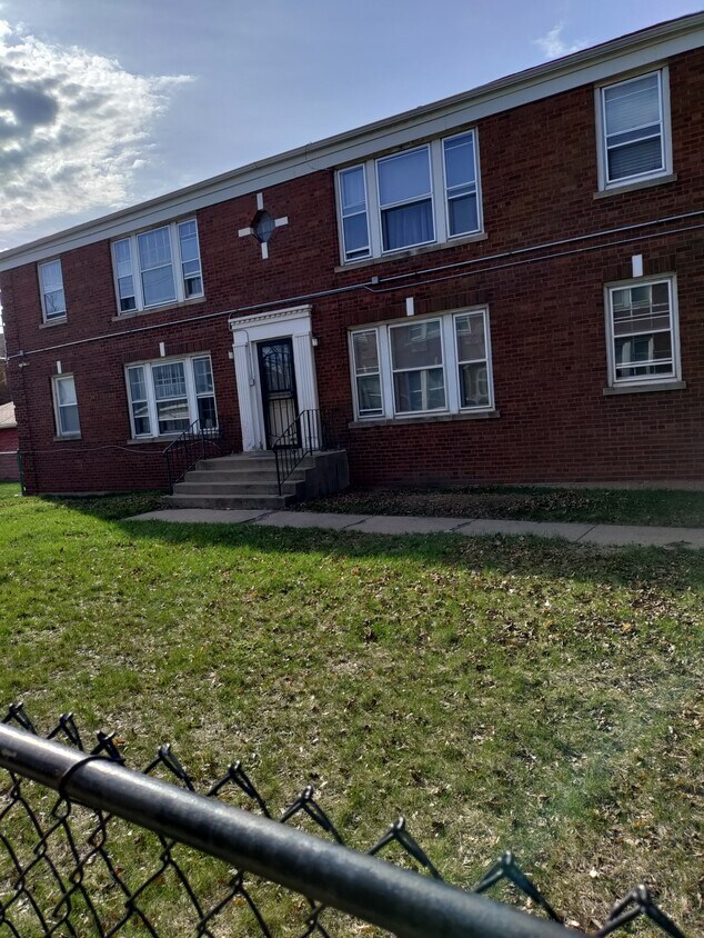 Foto principal - 8219 S King Dr