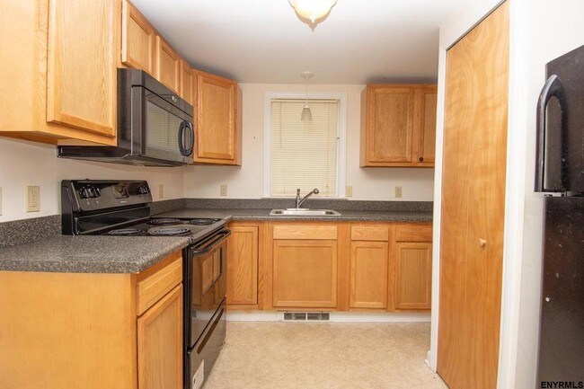 Building Photo - 537 Hudson Ave