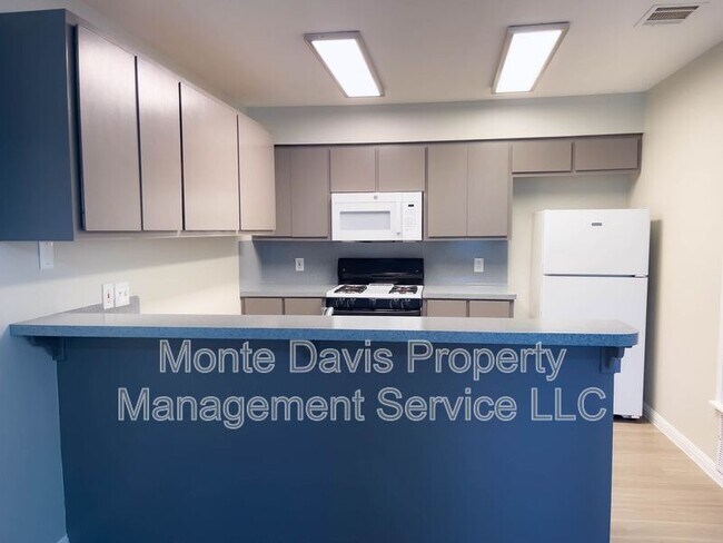 Building Photo - 908 Country Aire