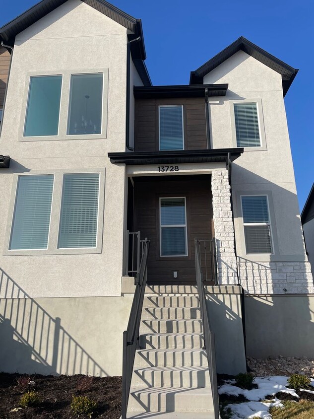 Foto principal - New Construction Townhome in Prime Riverto...