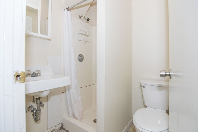 Building Photo - CENTRAL AIR - AWESOME ALLSTON 5 BED/3 BATH TOWNHOUSE FOR 9/1