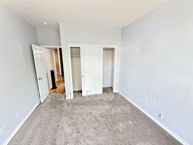 Foto del edificio - 330 W Highland St