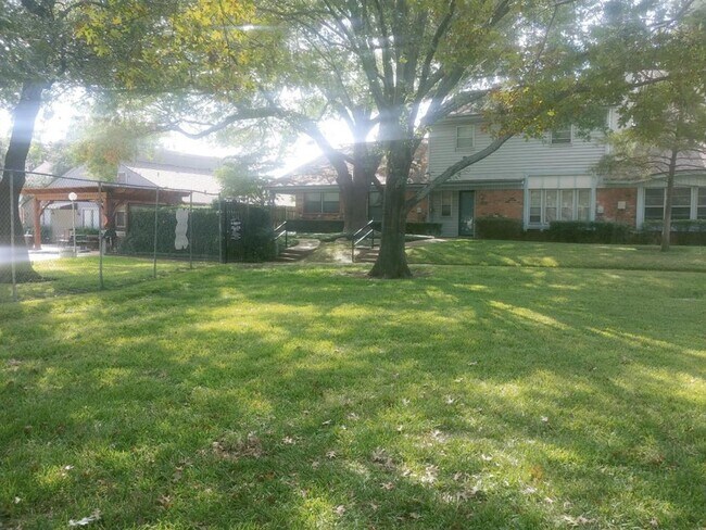Building Photo - 4919 Rollingwood Ct