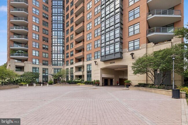 Building Photo - 1830 Fountain Dr