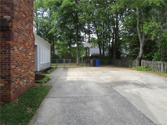 Building Photo - 2526 Dartmouth Dr