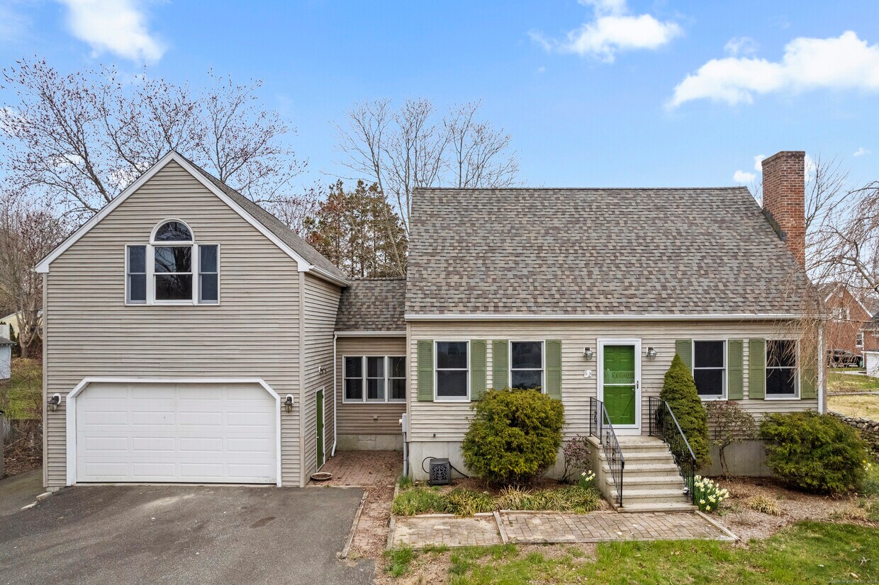 Foto principal - 62 Brookside Ave E