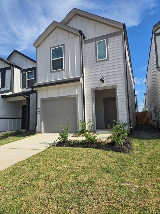 Building Photo - 939 Moon Drop Ln