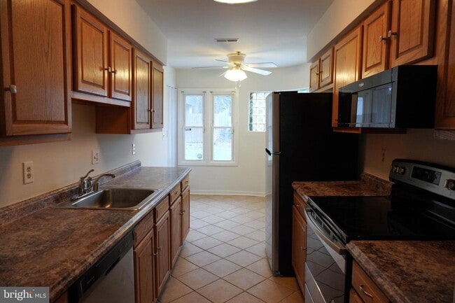 Building Photo - 5203 Le Parc Dr