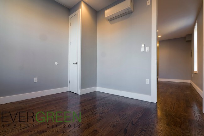 Building Photo - 417 Throop Ave