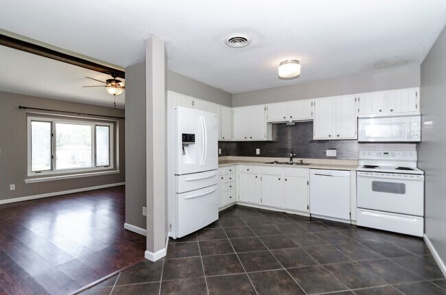 Foto del edificio - Please View 3D Virtual Walk-Through Before Scheduling a Showing