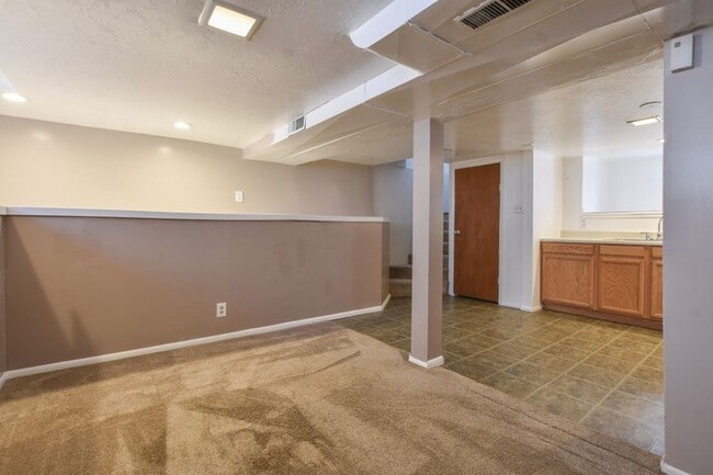 Building Photo - 665 E Garfield Ave