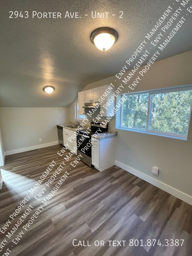Building Photo - Recently Remodeled 3 Bed/2 Bath Pet Friend...