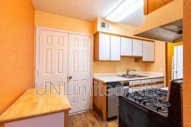 Building Photo - 6315 St Nicholas Cir