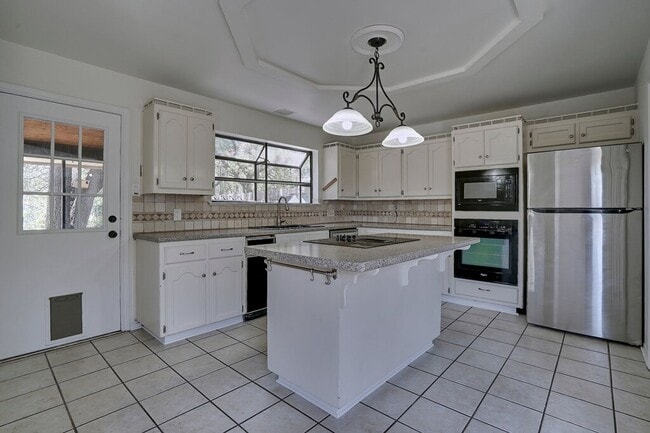Building Photo - 6501 Cascada Dr