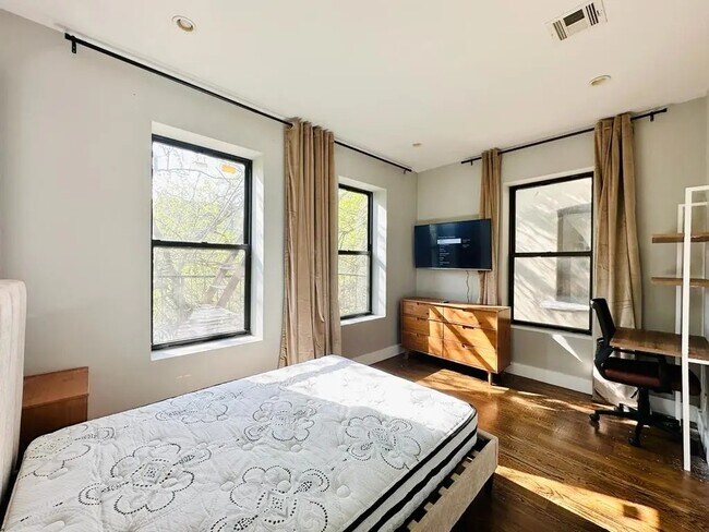 Foto del edificio - Furnished room/NOT APARTMENT