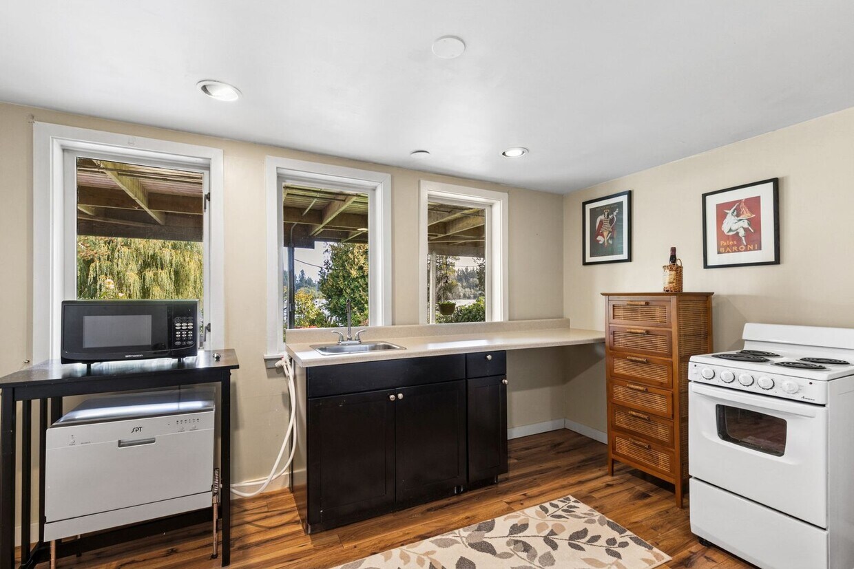 Primary Photo - Charming 1 bed, 1 bath overlooking Lake Ba...