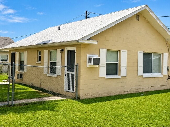 Convenient Downtown Living in a Bright and Comfortable 1-Bedroom Studi - Convenient Downtown Living in a Bright and Comfortable 1-Bedroom Studi Townhome