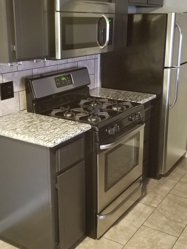 Building Photo - 1 BR Loft Available now