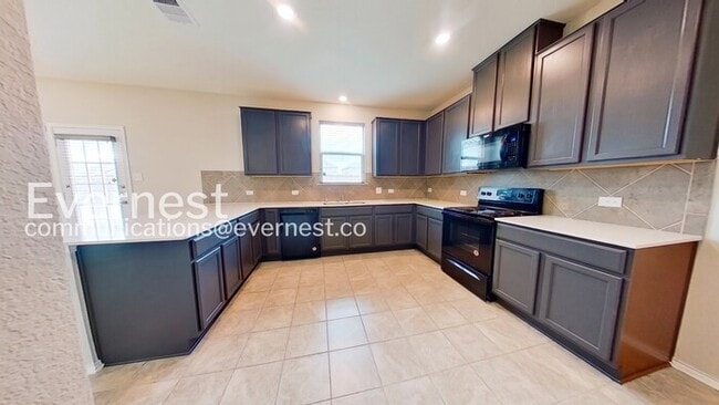 Building Photo - 3 Bed/2.5 Bath Home with Garage / Pet-Friendly / Coming Soon!