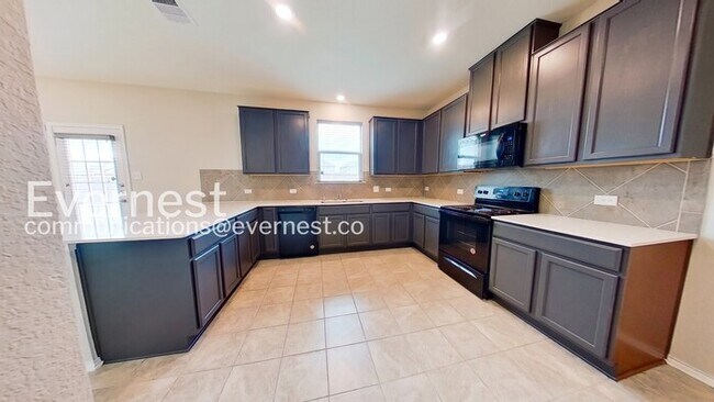 Foto del edificio - 3 Bed/2.5 Bath Home with Garage / Pet-Friendly / Coming Soon!