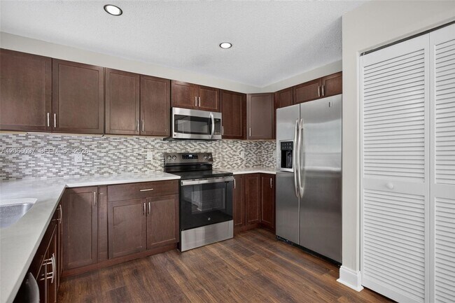 Foto del edificio - 587 NW 38th Ave