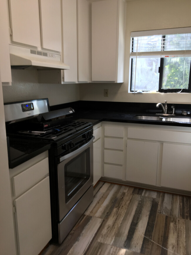Foto del edificio - 10700 Woodley Ave